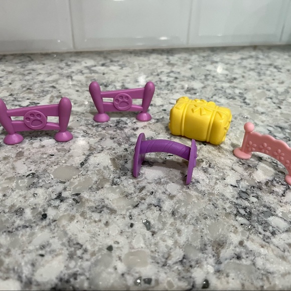 Littlest Pet Shop | Farm Accesories & 2 Carriers Lot - Picture 7 of 8